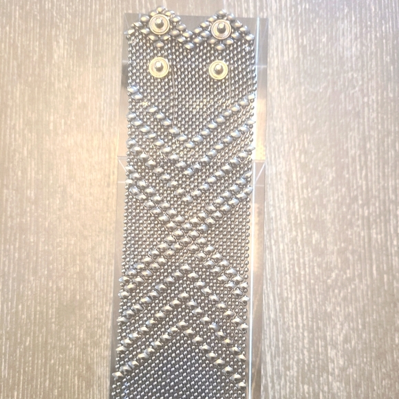 Mesh cuff - Picture 2 of 3
